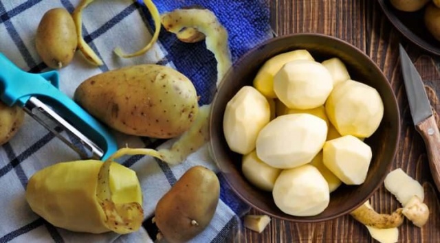 Sofralarının vazgeçilmez sebzelerinden biri olan patatesin kızartması, yemeği ve haşlaması yapılmaktadır. Birçok faydası bulunan patatesi temizlikte de kullanabileceğinizi biliyor musunuz? Hiç daha önce duymadığınız alanlarda kullanılan patates gözlük camlarını parlatmada ki etkisine çok şaşıracaksınız. İşte patatesle temizleyebileceğiniz 5 şey...