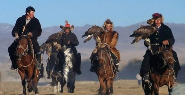 Kırgız Türkleri tarafından eğitilen kartallar, dünyada uçarak en yükseğe çıkabilen kuş türüdür. Kartalla avlanmak Türklerin en eski geleneklerinden biri. 6.000 yıllık bir geçmişe sahip olduğu söylenmekle beraber, kaynaklarda ise ancak 2-3 bin yıl öncesine kadar izini sürebilmekteyiz.