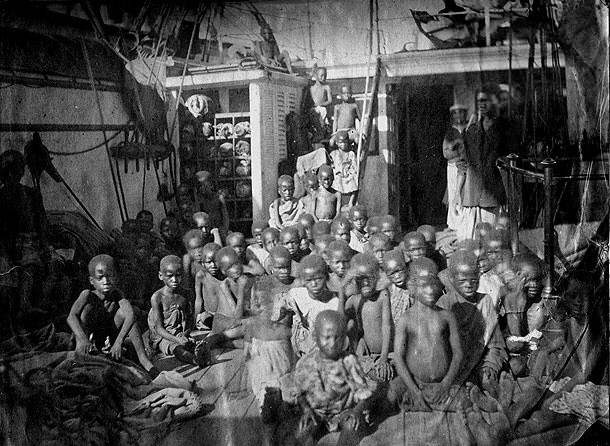 16’ncı yüzyılla 19’uncu yüzyılın ortalarına kadar toplamda 15 milyon Afrikalı köleleştirilerek Amerika Kıtası’na getirildi. Otuz beş milyon Afrikalı işkence ve kötü muamele neticesinde hayatını kaybetti.