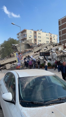 DEPREM'DE ÇÖKEN BİNALARDAN İLK GÖRÜNTÜ

İzmir Bayraklı'da depremin şiddeti ile çöken binadaki enkaz çalışması görüntülendi.