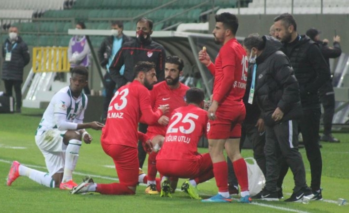 Müslüman futbolcular maç esnasında oruç açtı