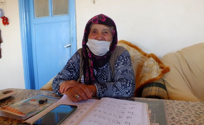 Denizli'de 90 yaşındaki İsmi Kaya, 2 ayda okuma - yazma öğrendi