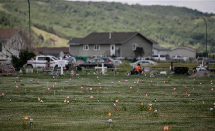 Kanada'da yatılı kilise okulu bahçelerinde bulunan kayıt dışı çocuk mezarları gündemdeki yerini koruyor