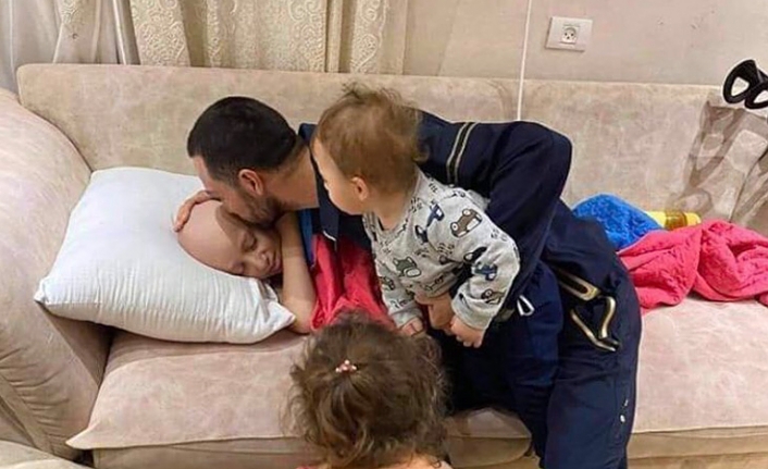İşgalci İsrail'in gözaltına aldığı Filistinli babanın kanser hastası çocuğuyla vedalaştığı an yürekleri dağladı