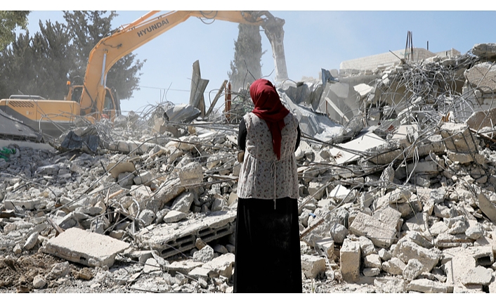 İsrail Kudüs'te Filistinli aileye evlerini kendi elleriyle yıktırmaya çalıştı