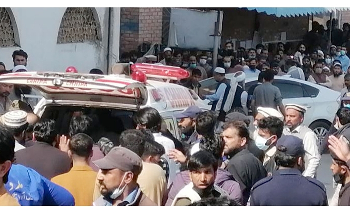 Pakistan'da camiye bombalı saldırı: En az 56 ölü 194 yaralı