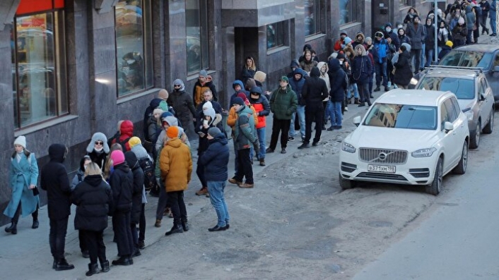 Rubledeki tarihi düşüş sonrası Rusya'da ilginç görüntü: Halk alışveriş merkezlerine akın etti