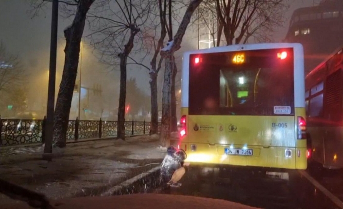 Taksim'de sokak çocukları, soğukta ısınmak için otobüs egzozuna koştu