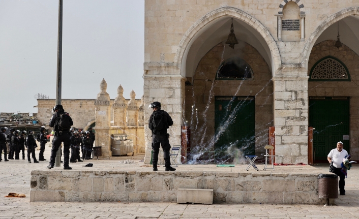 İsrail Polisi Filistinli genç erkeklerin Aksa'ya girişine izin vermiyor