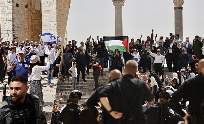 İşgalci Yahudiler Mescid-i Aksa'da İsrail bayrağı açtı, Filistinliler aynı şekilde cevap verdi