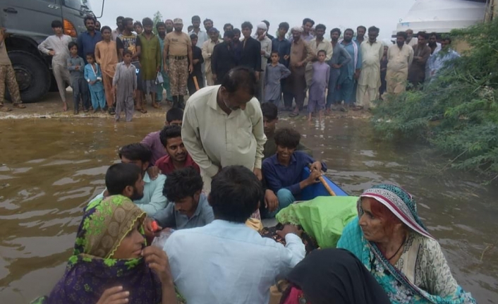 Pakistan'da ulusal acil durum ilan edildi