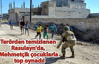 Terörden temizlenen Rasulayn'da, Mehmetçik çocuklarla top oynadı