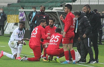 Müslüman futbolcular maç esnasında oruç açtı