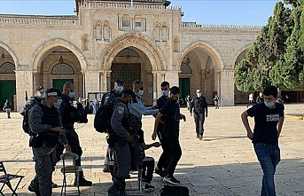 Onlarca Yahudi yerleşimci İsrail polisi eşliğinde Mescid-i Aksa'ya baskın düzenledi
