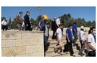 Mescid-i Aksa'ya baskın düzenleyen fanatik Yahudiler işgalci İsrail bayrağı açtı