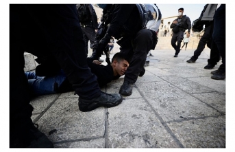 İsrailli vekillerden provokatif ziyaret! Tepki gösteren Filistinli çocuk yaka paça gözaltına alındı