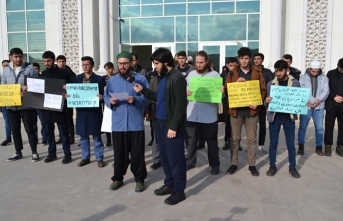 Yalova Üniversitesi öğrencileri, Cihad Kısa'yı protesto etti
