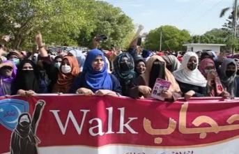 Pakistanlı öğrenciler Hindistan'daki başörtüsü yasağını protesto etti