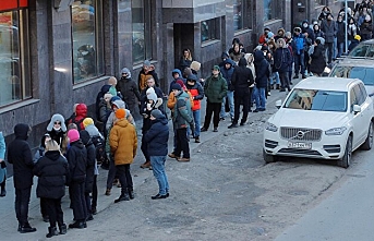 Rubledeki tarihi düşüş sonrası Rusya'da ilginç görüntü: Halk alışveriş merkezlerine akın etti