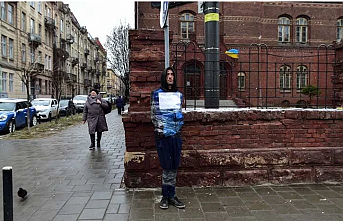 Ukrayna'nın Lviv kentinde casus şüphelisi direğe bağlandı