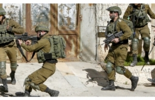 İşgalci İsrail askerleri bir Filistinliyi başından...