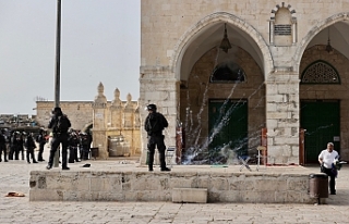İsrail Polisi Filistinli genç erkeklerin Aksa'ya...