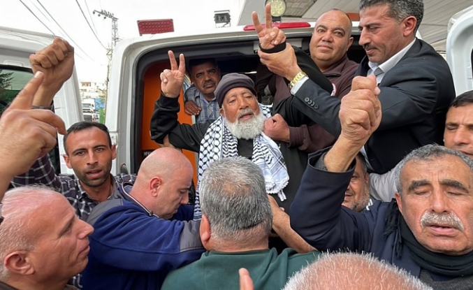 İşgalci İsrail hapishanelerindeki en yaşlı Filistinli tutuklu, 17 yıl sonra özgürlüğüne kavuştu